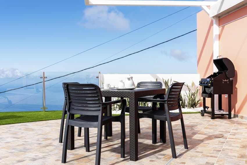 Dining Table with Grill, Casa Yaneric, Holiday Rental La Palma