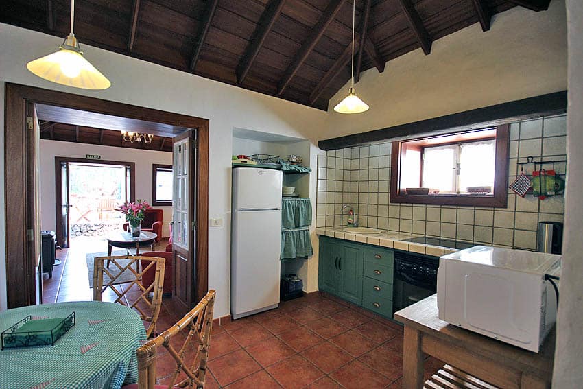 Küche mit Esstisch, Casa La Caldera, Ferienhaus Fuencaliente mit Pool