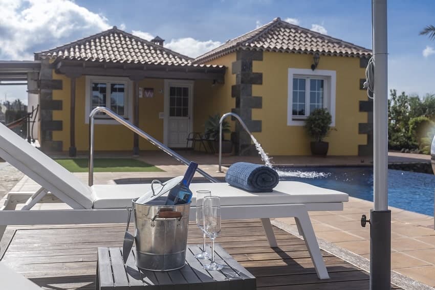 Tumbonas, Villa Tojayma, Casa Rural con Piscina Privada Tijarafe