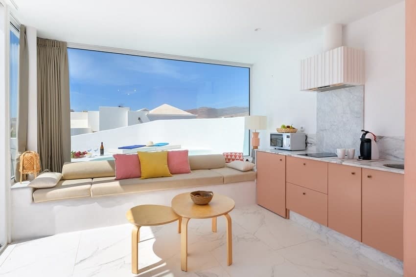 Salón con Cocina, Suite Pool Deluxe, Apartamento en Lanzarote