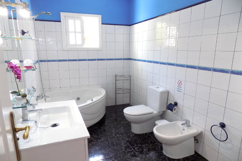 Spain - Canary Islands - La Palma - Tijarafe - Casa La Hoya - Bathroom with whirlpool bathtub