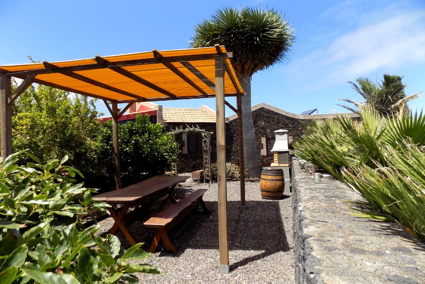 Spain - Canary Islands - El Hierro - Valverde - Casa La Florida 1 - Comfortable barbecue area in the garden