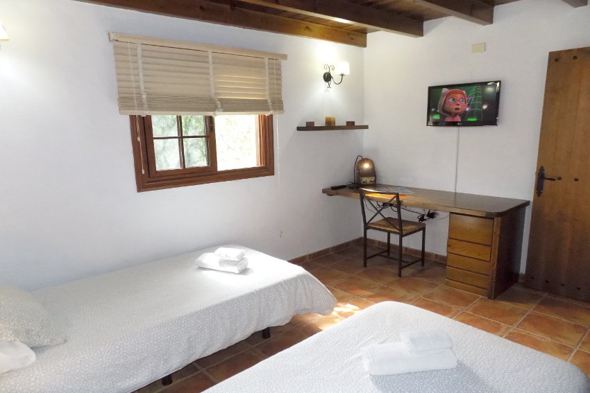 España - Islas Canarias - El Hierro - Finca Arteaga - Dormitorio con dos camas individuales, TV y escritorio