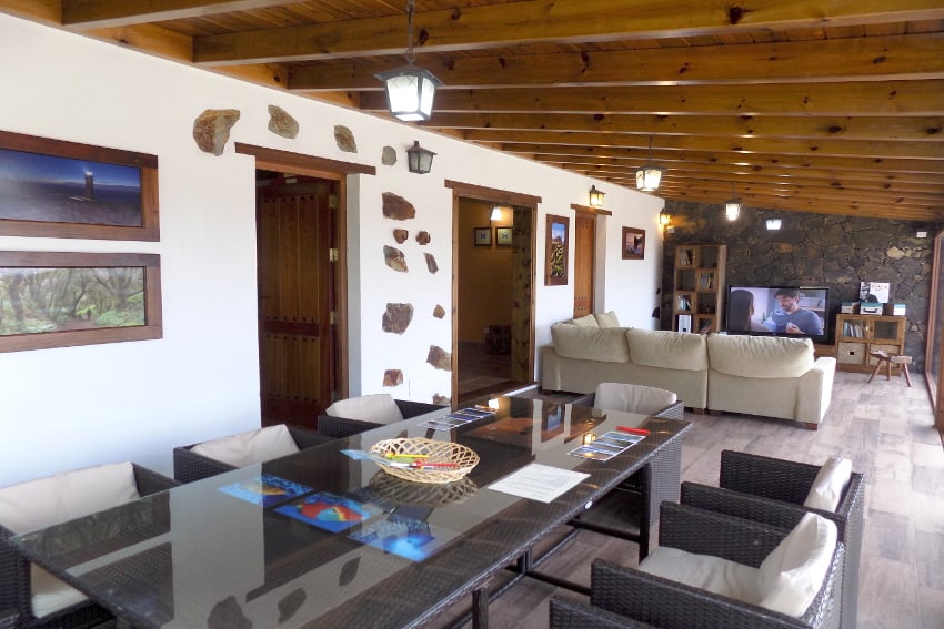 España - Islas Canarias - El Hierro - Finca Arteaga - Sala de estar con TV, gran mesa de comedor y mucha luz natural