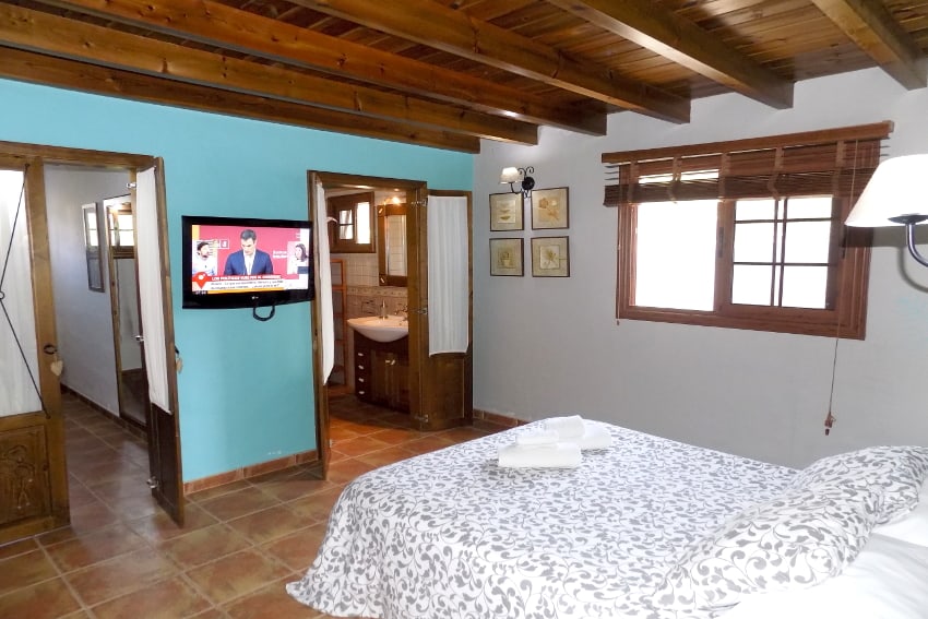 España - Islas Canarias - El Hierro - Finca Arteaga - Dormitorio con cama doble, Tv y baño en-suite