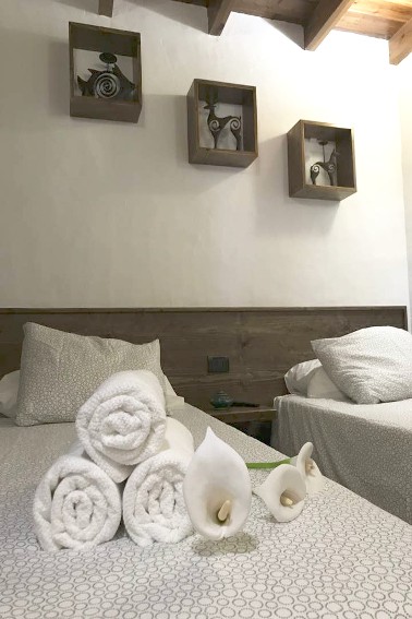 Spanien - Kanarische Inseln - El Hierro - Frontera - Finca Arteaga - Schlafzimmer mit Einzelbetten, TV und Schreibtisch