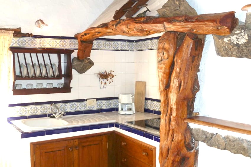 Spanien - Kanarische Inseln - El Hierro - Los Llanillos - Casa Pepe Luis - Wohnküche mit Holzdecke und Küchenzeile