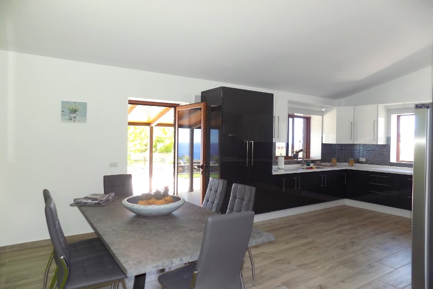 Spain - Canary Islands - El Hierro - Frontera - Villa Tejeguate - Kitchen with large dining table and direct access to the covered terrace