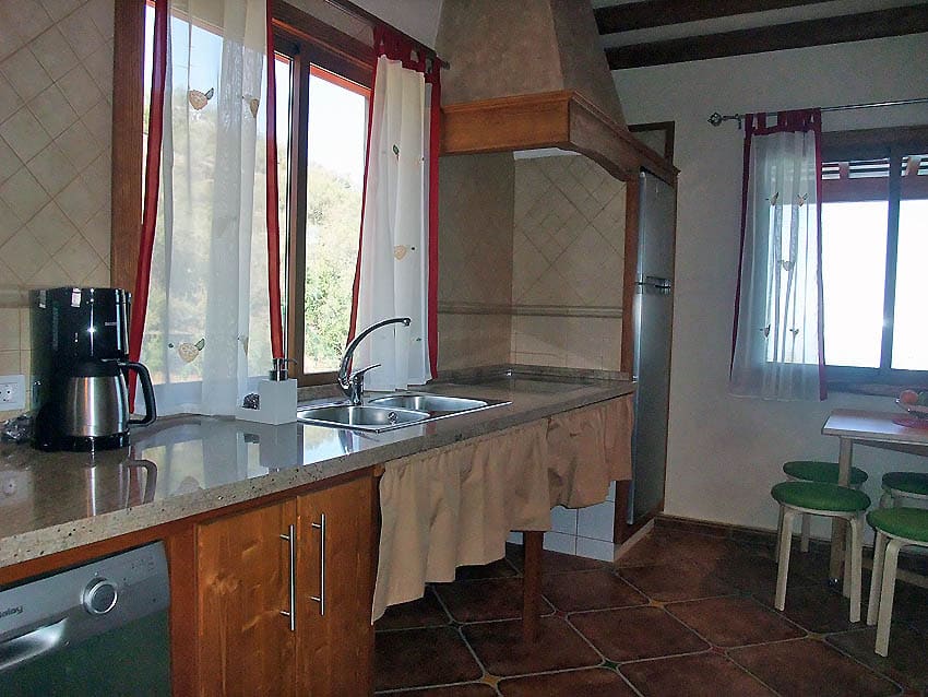 Behindertengerechtes Ferienhaus La Palma mit Privatpool Villa Las Viñitas: Küche mit kleinem Esstisch