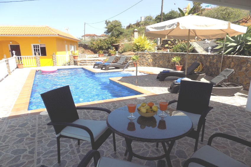 Spain - Canary Islands - La Palma - Tijarafe - Casa La Hoya - Covered terrace by the pool with dartboard