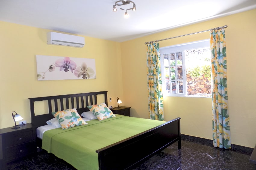 Spain - Canary Islands - La Palma - Tijarafe - Casa La Hoya - Bedroom with double bed, SAT-TV and air conditioner