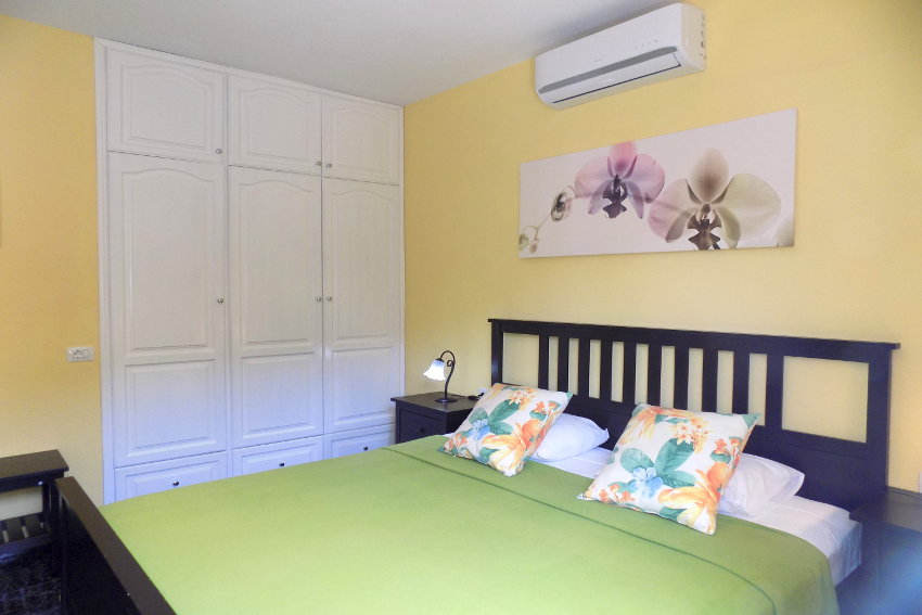 Spain - Canary Islands - La Palma - Tijarafe - Casa La Hoya - Bedroom with double bed, SAT-TV and air conditioner