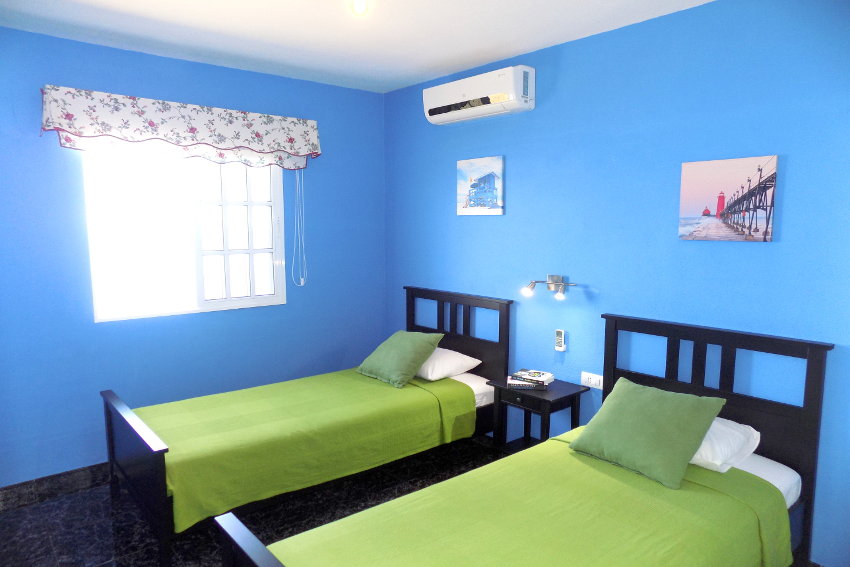 España - Islas Canarias - La Palma - Tijarafe - Casa La Hoya - Dormitorio con dos camas individuales y aire acondicionado