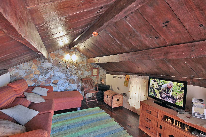 Salón rústico con techo de madera