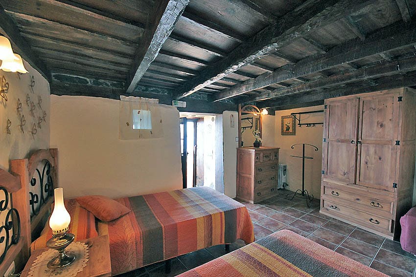Dormitorio rústico con techo de madera