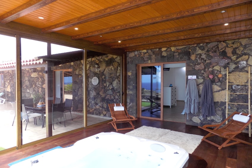 Spain - Canary Islands - El Hierro - Frontera - Villa Tejeguate - Bedroom with bathroom en-suite and whirlpool