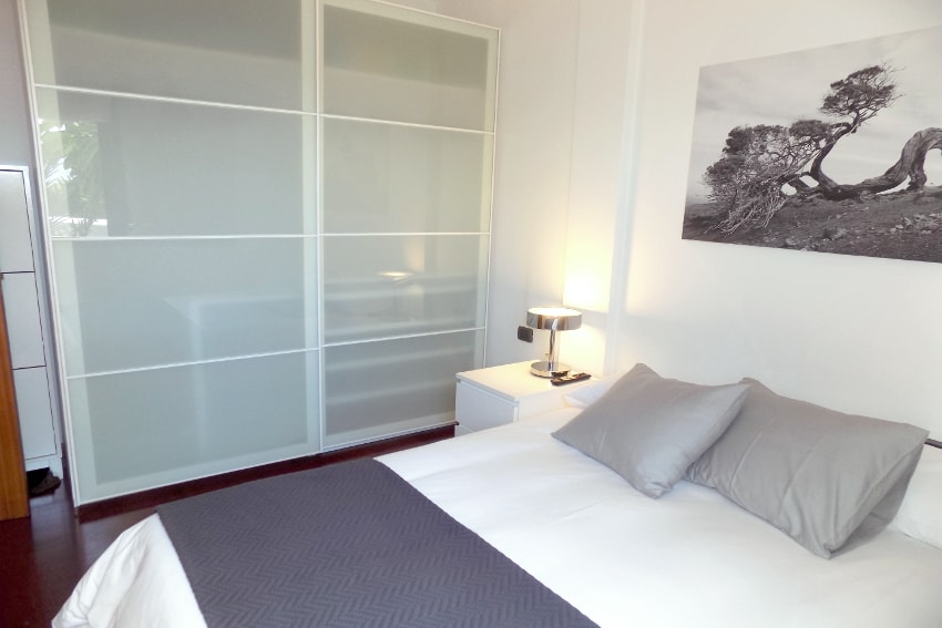 Spain - Canary Islands - El Hierro - Frontera - Villa Mocanes - Bedroom with double bed and SAT-TV