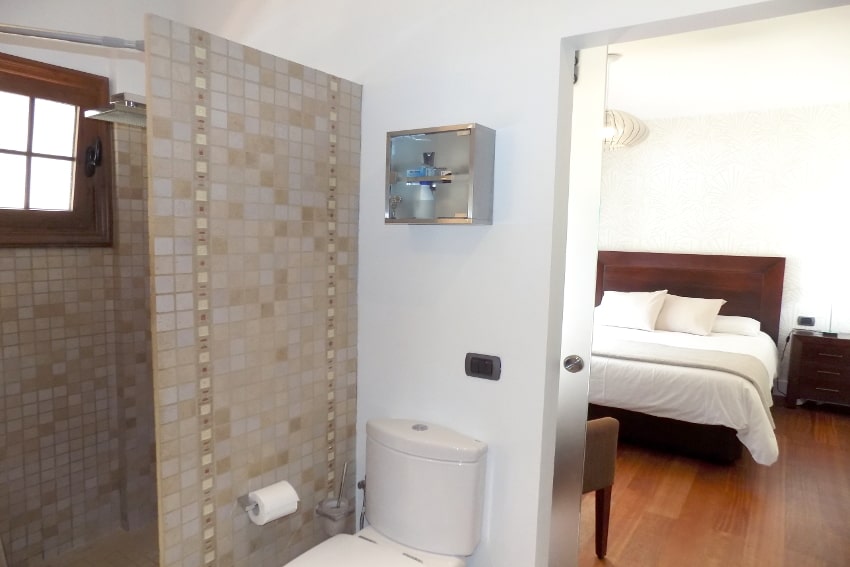 Spain - Canary Islands - El Hierro - Frontera - Villa Mocanes - Masterbedroom with direct access to the pool, TV and bathroom en-suite