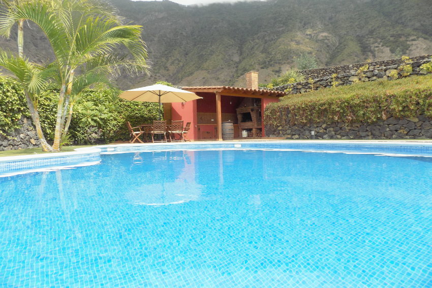 Spain - Canary Islands - El Hierro - Frontera - Villa Mocanes - Barbecue with dining table by the pool
