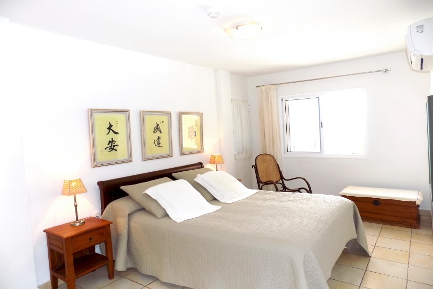 Spanien - Kanarische Inseln - El Hierro - Tigaday - Villa Tibataje - Das Masterschlafzimmer mit Doppelbett, Klimaanlage und Badezimmer en-suite