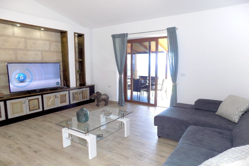 Spanien - Kanarische Inseln - El Hierro - Frontera - Villa Tejeguate - Wohnzimmer mit SAT-TV und Zugang zur Terrasse