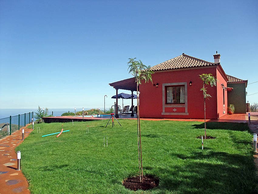 Behindertengerechtes Ferienhaus La Palma mit Privatpool Villa Las Viñitas: seitlicher Blick aufs Haus mit Pool